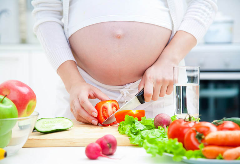 thực hiện ăn uống phù hợp để tránh tình trạng đau thượng vị khi mang thai