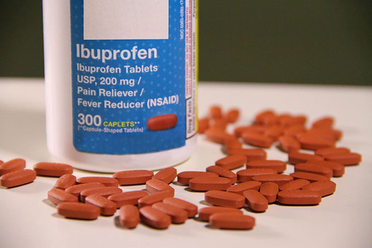 dùng Ibuprofen chống viêm, giảm đau do bệnh viêm khớp gây ra